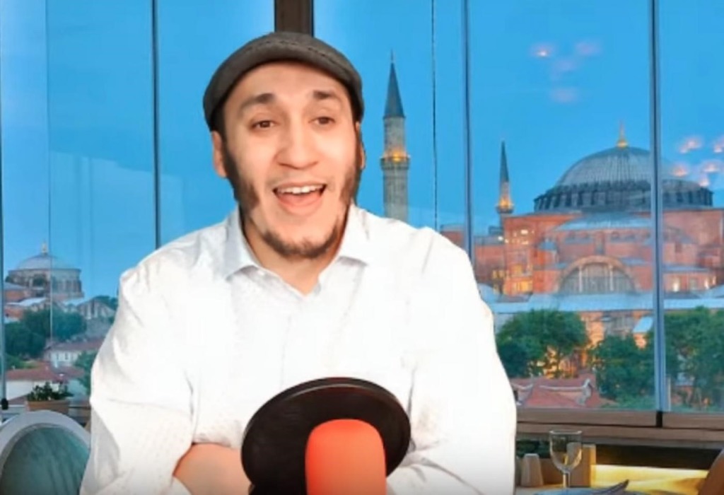 Mohamed Hajib est très présent sur les réseaux sociaux, principalement sur Facebook et sur YouTube, où ses nombreux « live » dans lesquels il jongle avec les faits et les sarcasmes, sans oublier un peu d’humour, sont visionnés par des dizaines de milliers de suiveurs (capture d’écran)